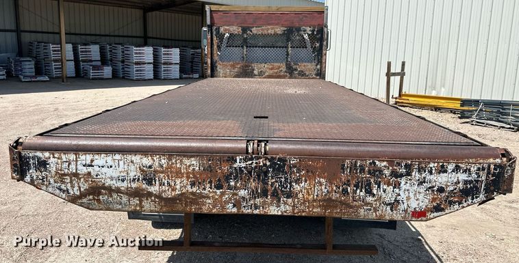 image for item NP9892 1999 GMC C7H042  flatbed truck
