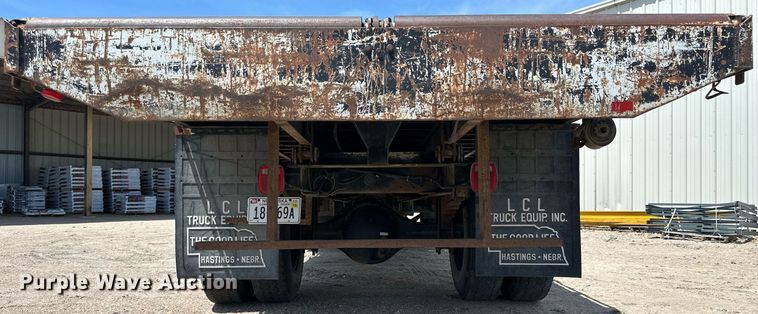 image for item NP9892 1999 GMC C7H042  flatbed truck