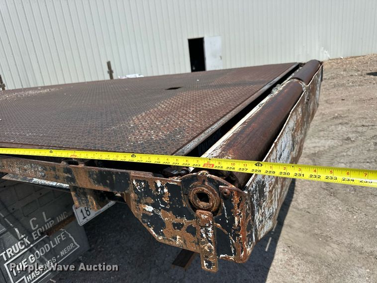 image for item NP9892 1999 GMC C7H042  flatbed truck