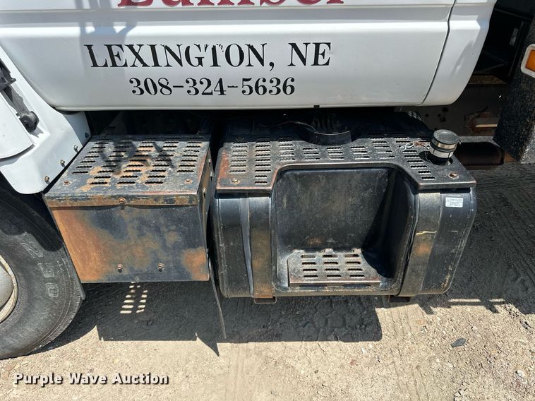 image for item NP9892 1999 GMC C7H042  flatbed truck