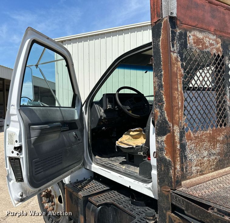 image for item NP9892 1999 GMC C7H042  flatbed truck