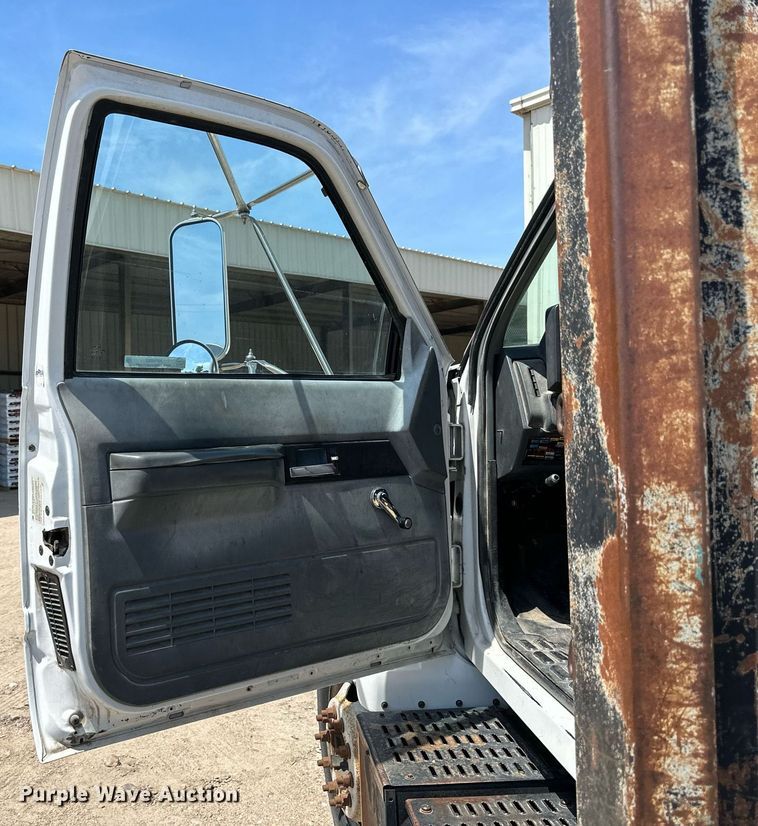 image for item NP9892 1999 GMC C7H042  flatbed truck