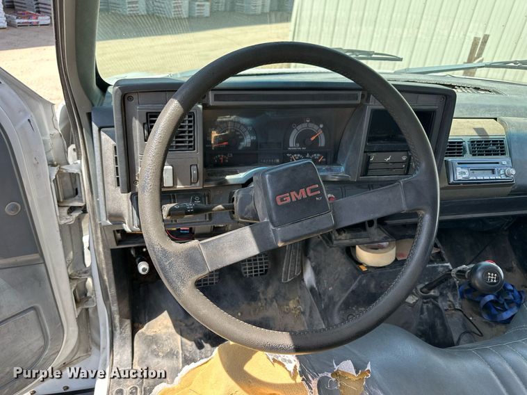 image for item NP9892 1999 GMC C7H042  flatbed truck