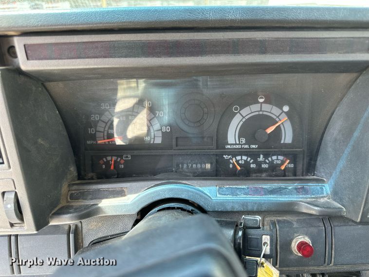 image for item NP9892 1999 GMC C7H042  flatbed truck