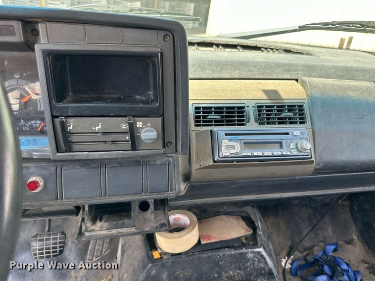 image for item NP9892 1999 GMC C7H042  flatbed truck