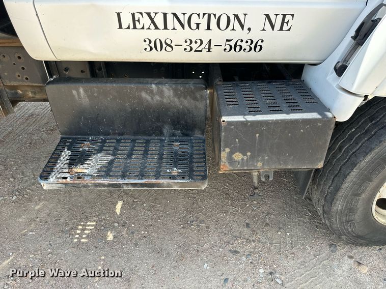 image for item NP9892 1999 GMC C7H042  flatbed truck