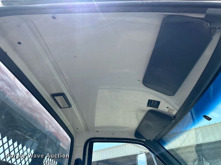 image for item NP9892 1999 GMC C7H042  flatbed truck