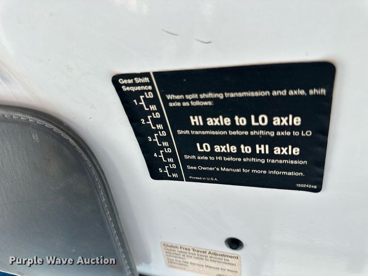 image for item NP9892 1999 GMC C7H042  flatbed truck