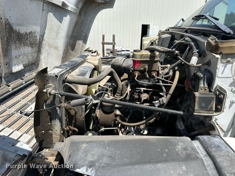 image for item NP9892 1999 GMC C7H042  flatbed truck