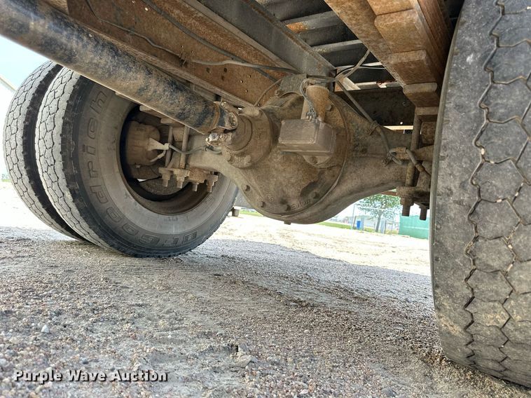 image for item NP9892 1999 GMC C7H042  flatbed truck