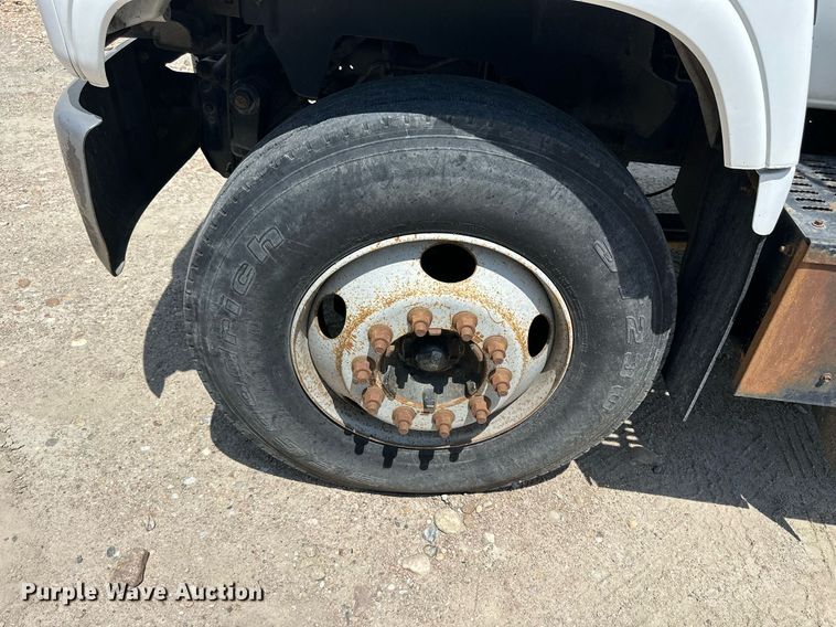 image for item NP9892 1999 GMC C7H042  flatbed truck