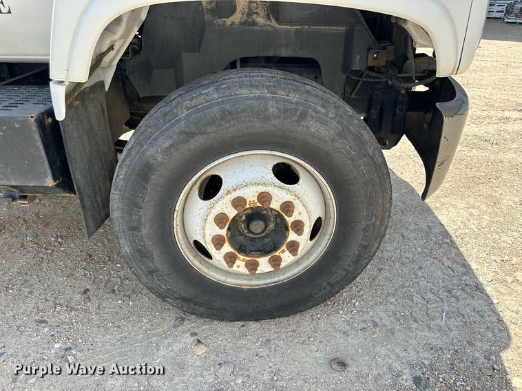 image for item NP9892 1999 GMC C7H042  flatbed truck