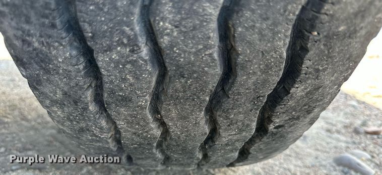 image for item NP9892 1999 GMC C7H042  flatbed truck