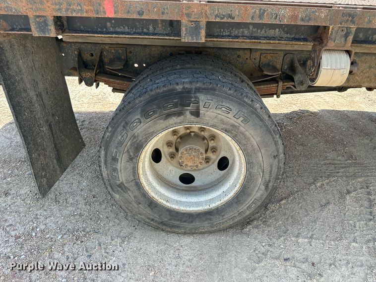 image for item NP9892 1999 GMC C7H042  flatbed truck