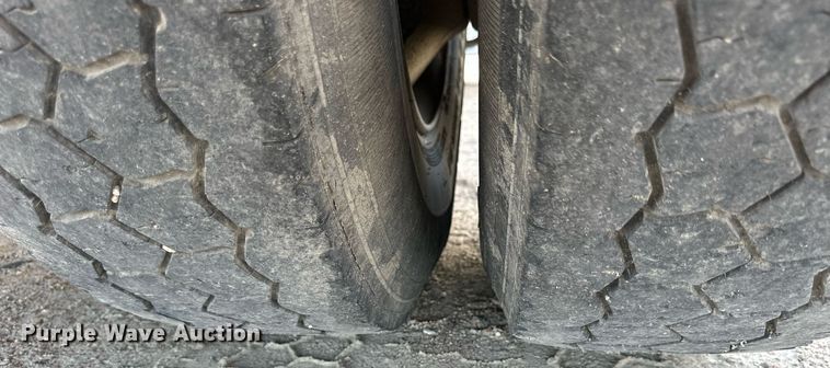 image for item NP9892 1999 GMC C7H042  flatbed truck