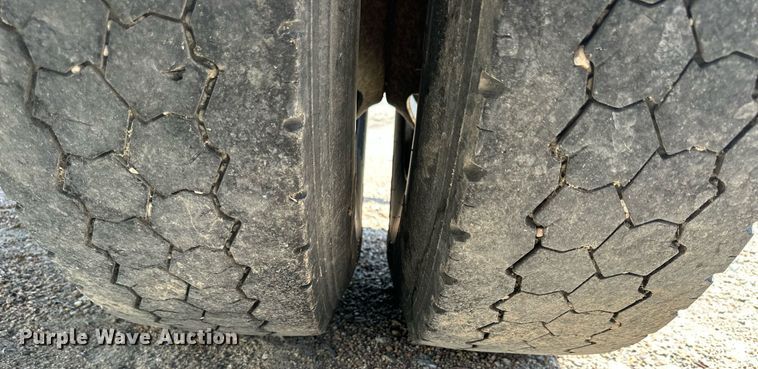 image for item NP9892 1999 GMC C7H042  flatbed truck