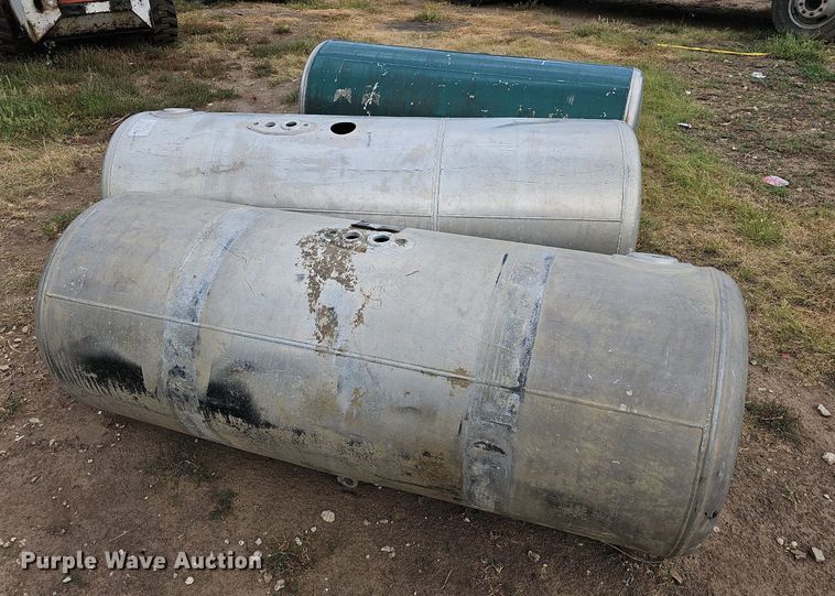 image for item NU9068 (3) fuel tanks