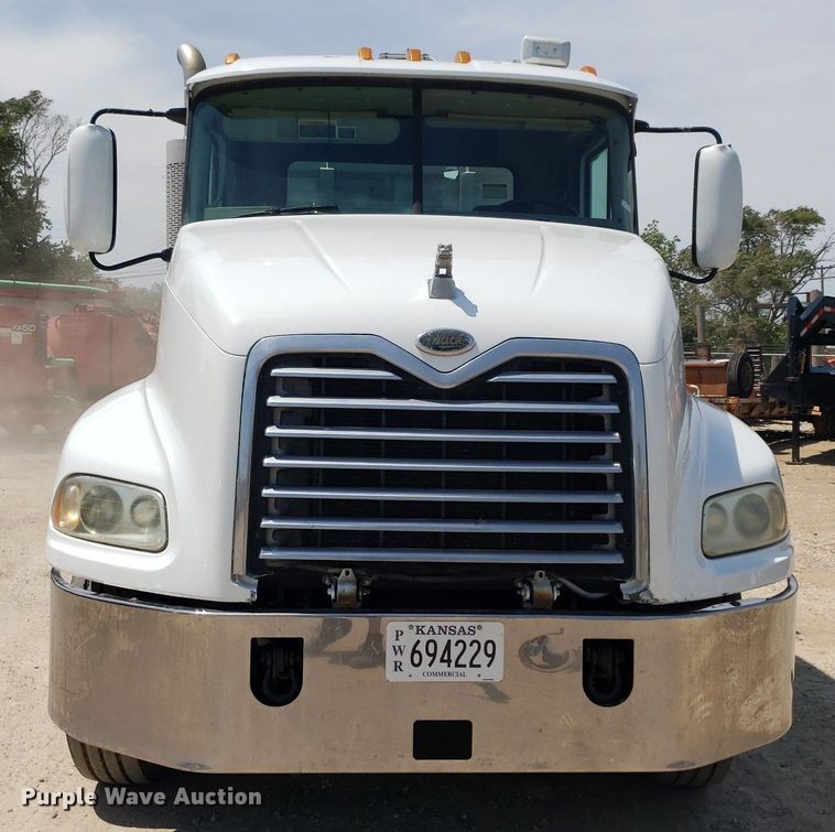 image for item OB9732 2000 Mack CX613  semi truck