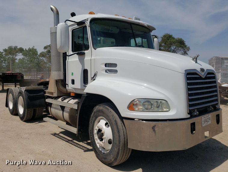 image for item OB9732 2000 Mack CX613  semi truck