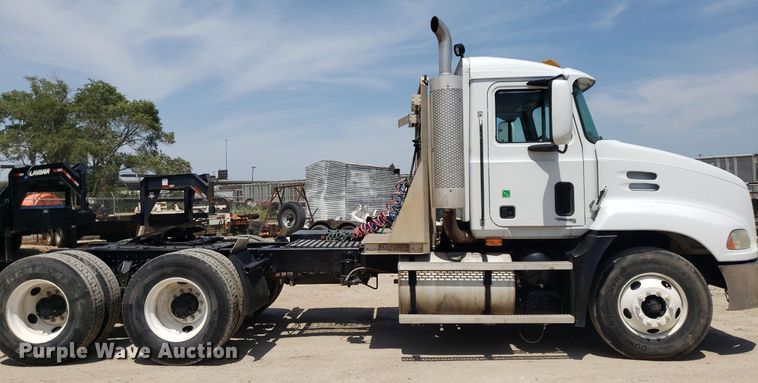 image for item OB9732 2000 Mack CX613  semi truck