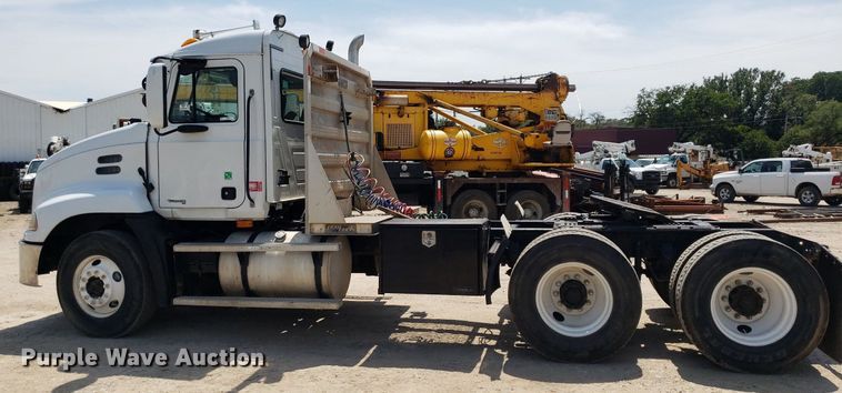 image for item OB9732 2000 Mack CX613  semi truck