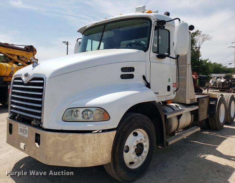 image for item OB9732 2000 Mack CX613  semi truck