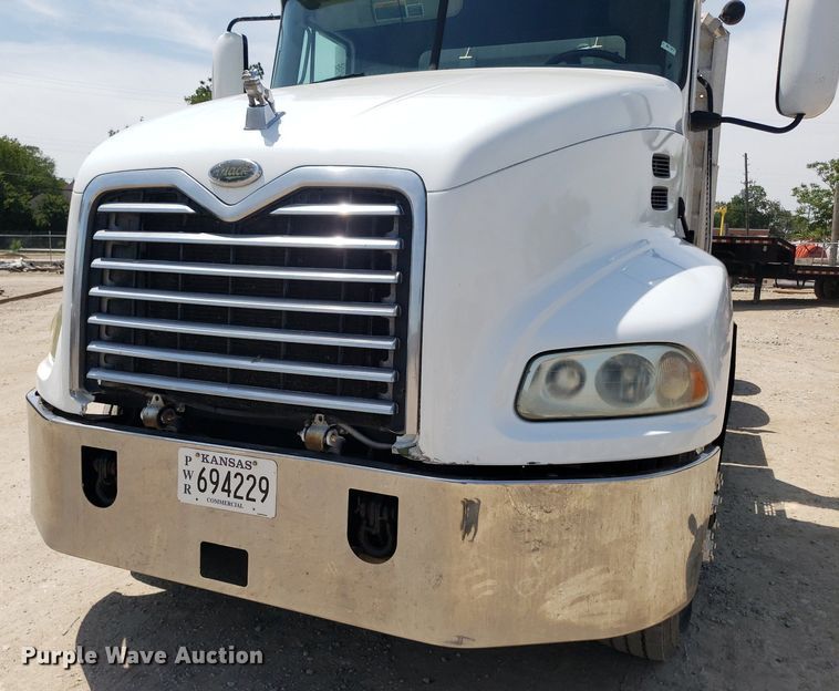image for item OB9732 2000 Mack CX613  semi truck