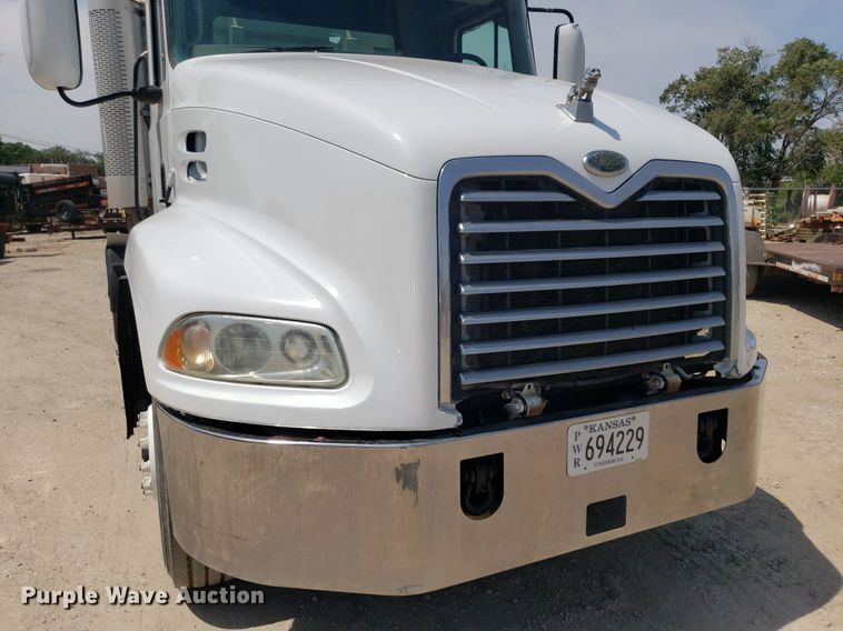 image for item OB9732 2000 Mack CX613  semi truck