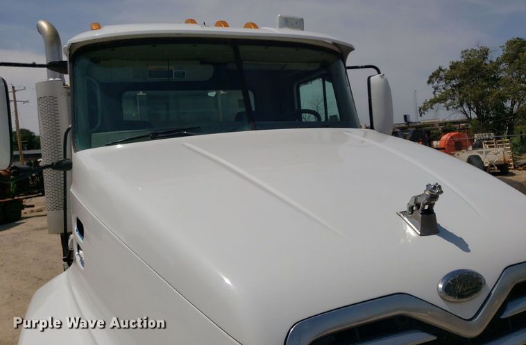 image for item OB9732 2000 Mack CX613  semi truck