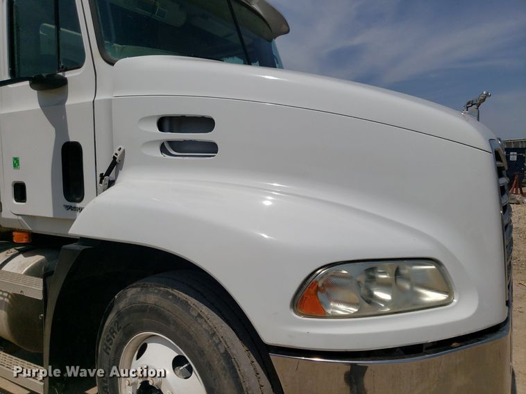 image for item OB9732 2000 Mack CX613  semi truck