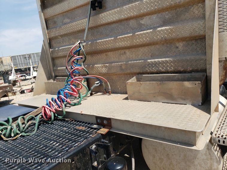 image for item OB9732 2000 Mack CX613  semi truck