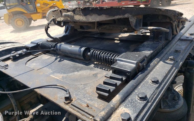 image for item OB9732 2000 Mack CX613  semi truck