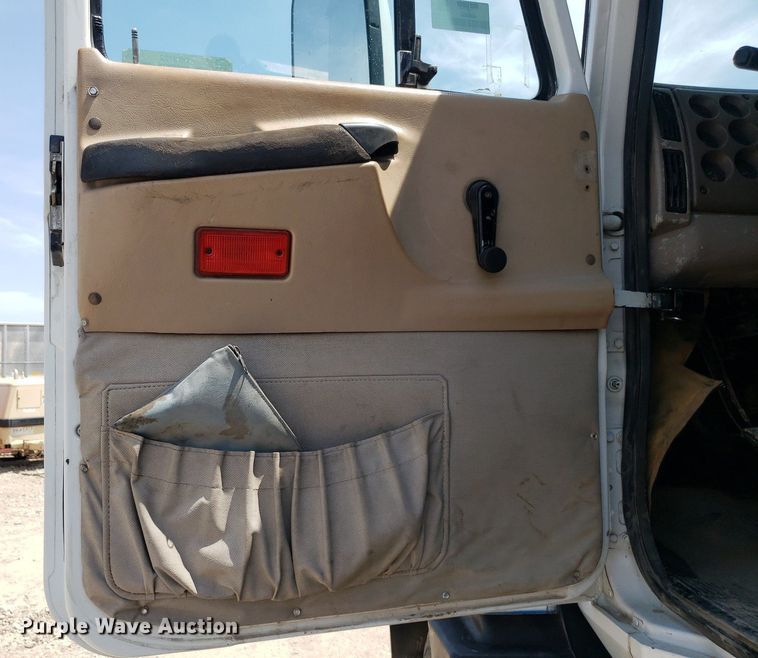 image for item OB9732 2000 Mack CX613  semi truck