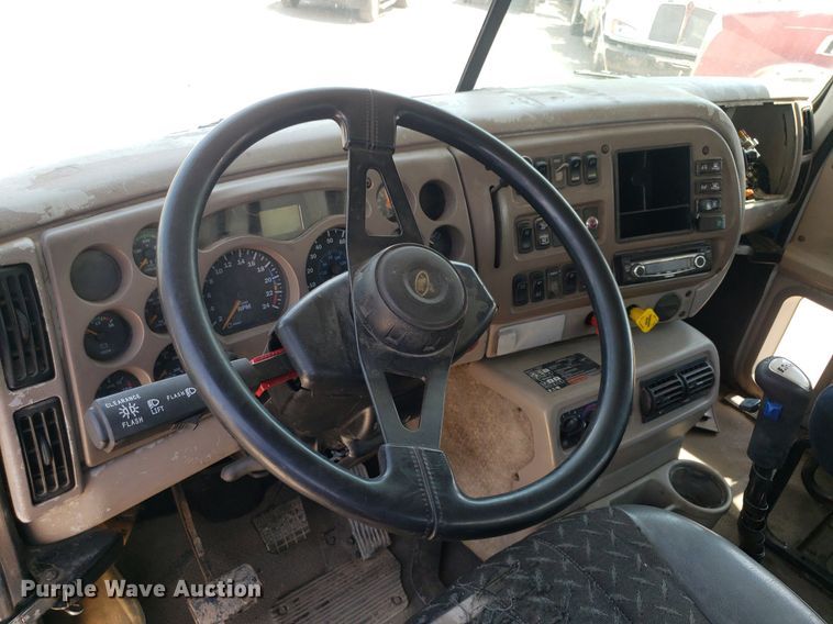 image for item OB9732 2000 Mack CX613  semi truck