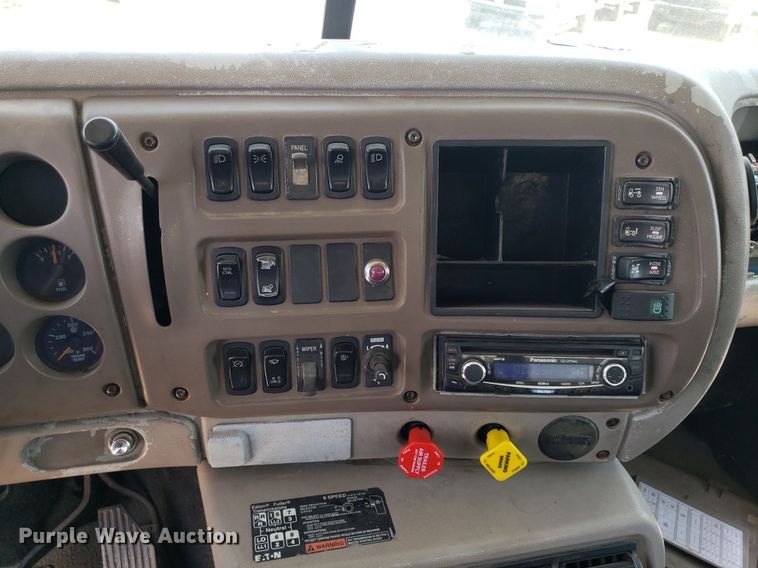 image for item OB9732 2000 Mack CX613  semi truck