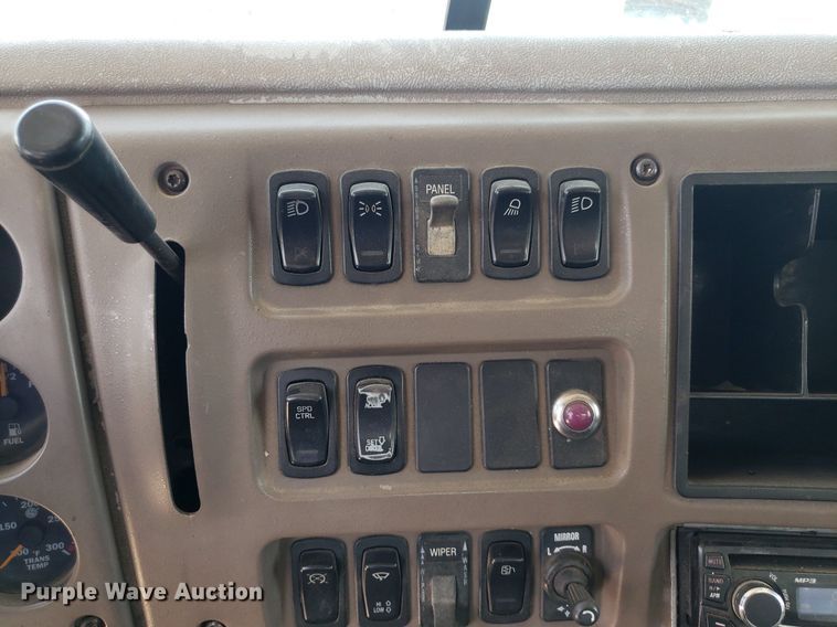 image for item OB9732 2000 Mack CX613  semi truck