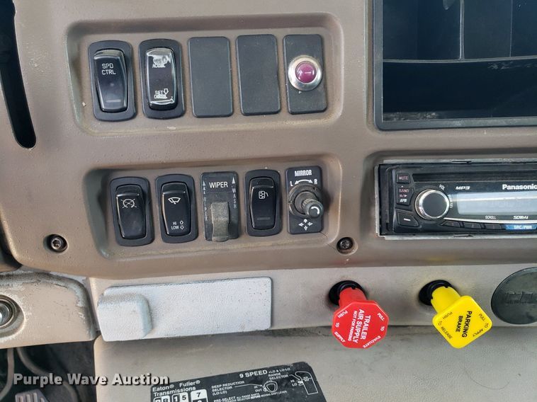 image for item OB9732 2000 Mack CX613  semi truck