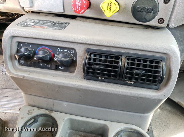 image for item OB9732 2000 Mack CX613  semi truck