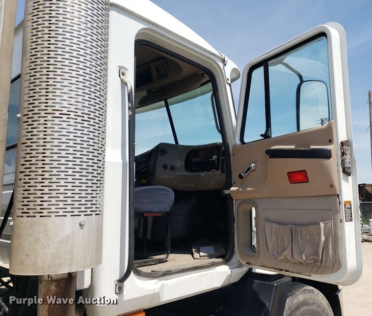 image for item OB9732 2000 Mack CX613  semi truck