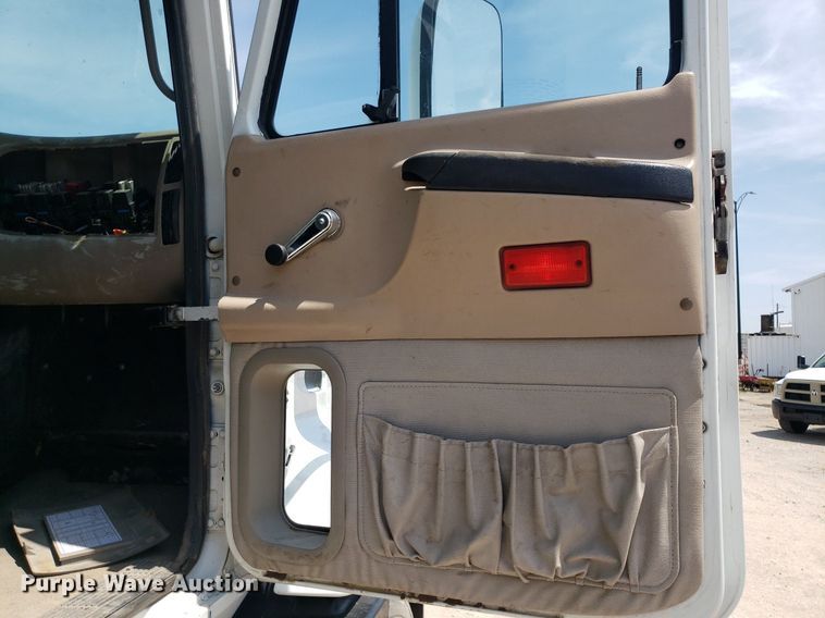 image for item OB9732 2000 Mack CX613  semi truck