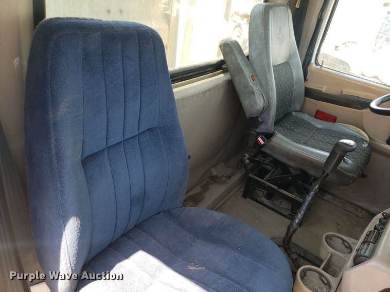 image for item OB9732 2000 Mack CX613  semi truck