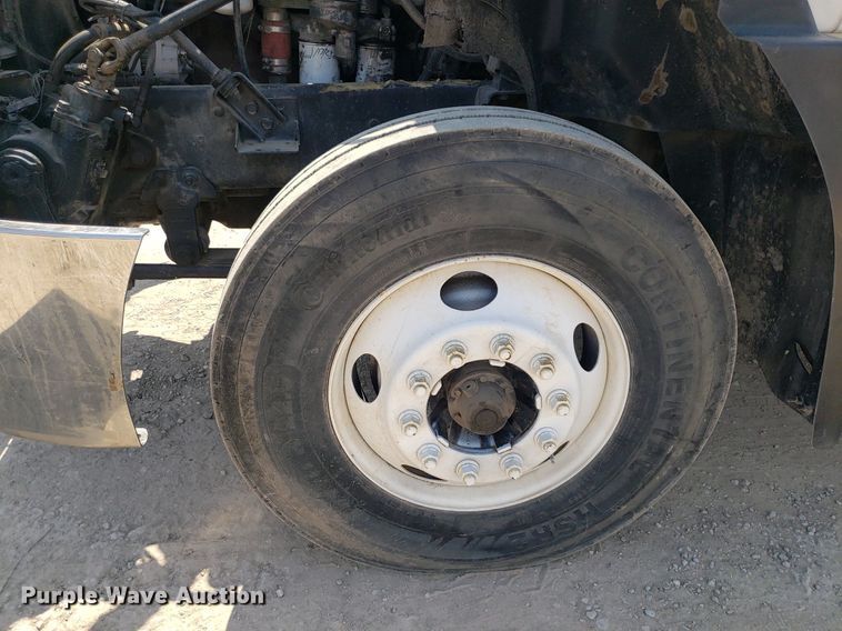 image for item OB9732 2000 Mack CX613  semi truck