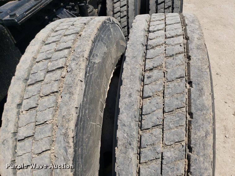 image for item OB9732 2000 Mack CX613  semi truck