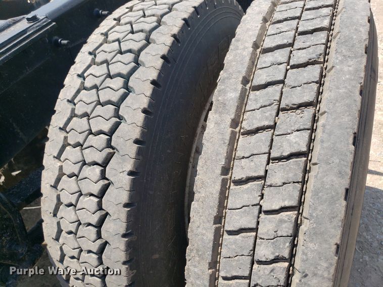 image for item OB9732 2000 Mack CX613  semi truck