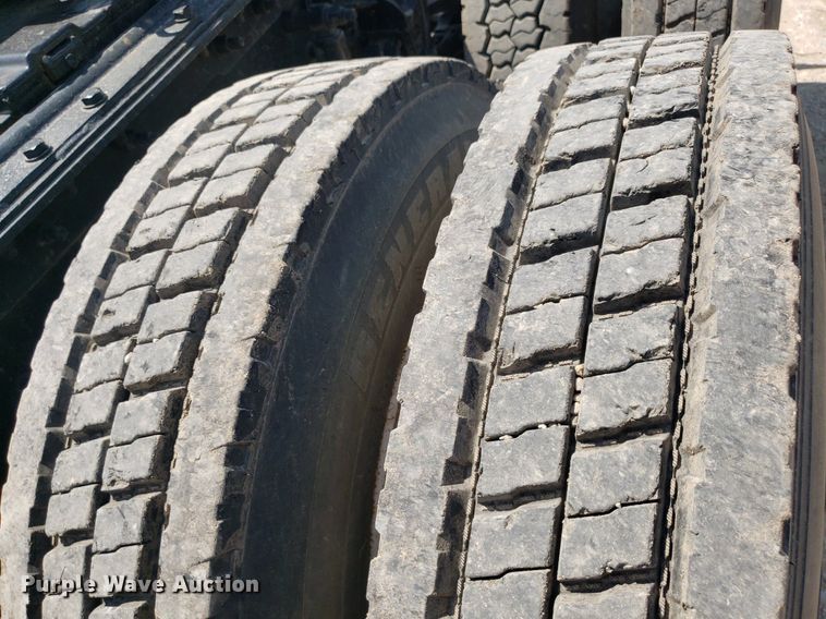 image for item OB9732 2000 Mack CX613  semi truck