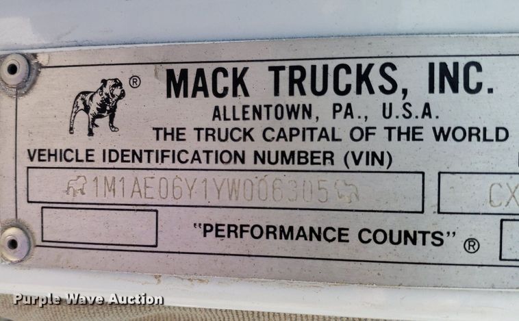 image for item OB9732 2000 Mack CX613  semi truck