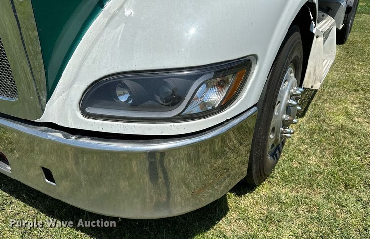 image for item OC9112 2012 Peterbilt 384  semi truck