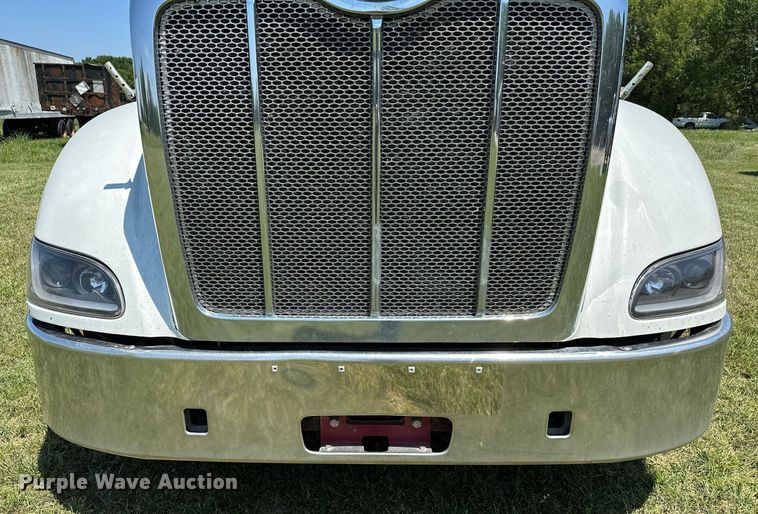 image for item OC9112 2012 Peterbilt 384  semi truck