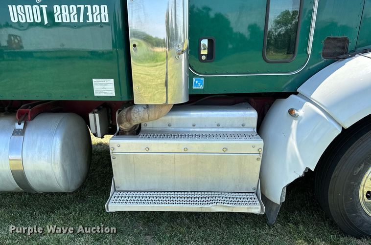 image for item OC9112 2012 Peterbilt 384  semi truck