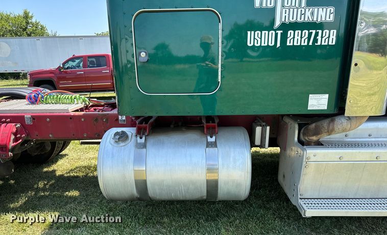 image for item OC9112 2012 Peterbilt 384  semi truck